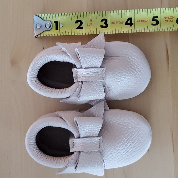 Little Bee Personalized "AYLA" Handmade Leather Bow Moccasins, Pale Pink Sz 6-9 - Picture 5 of 10
